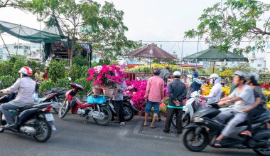 Ho Chi Minh City, Vietnam - 23 Ocak 2020: Sokak boyunca çiçekçiden çiçek almak için koşuşturma, yerliler Ho Chi Minh City, Vietnam 'da Ay Yılı dekorasyon evi için çiçek satın alıyorlar.