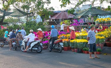 Ho Chi Minh City, Vietnam - 23 Ocak 2020: Sokak boyunca çiçekçiden çiçek almak için koşuşturma, yerliler Ho Chi Minh City, Vietnam 'da Ay Yılı dekorasyon evi için çiçek satın alıyorlar.