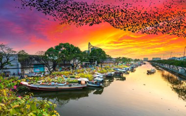 Ho Chi Minh Şehri, Vietnam - 19 Ocak 2020: Çiçek dolu tekneler günbatımında kanal iskelesi boyunca park edilmiş, Ho Chi Minh City, Vietnam 'da yeni yıl için çiçek pazarı ticareti yapılan bir yer