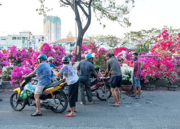Місто Мін Єтнам Січня 2020 Року Бустл Купує Квіти Квітковому — стокове фото