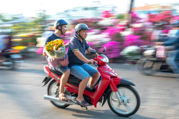 Cidade Chi Minh Vietnã Janeiro 2020 Pessoas Vietnamitas Dirigindo Uma — Fotografia de Stock