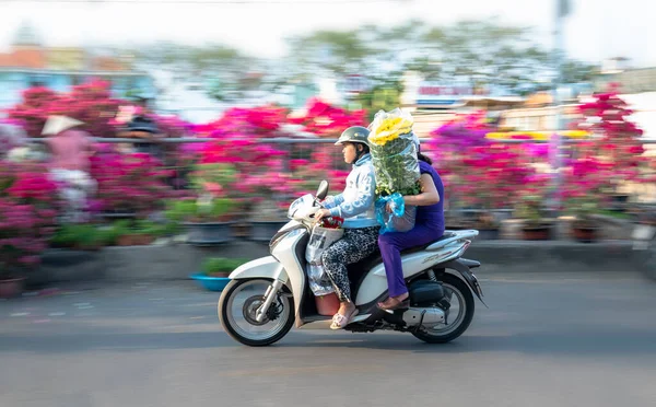 Cidade Chi Minh Vietnã Janeiro 2020 Pessoas Vietnamitas Dirigindo Uma — Fotografia de Stock