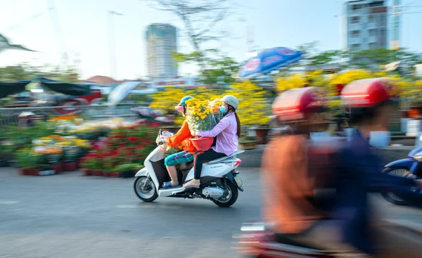 Мин Вьетнам Января 2020 Года Вьетнамцы Ездят Мотоцикле Цветочным Горшком — стоковое фото