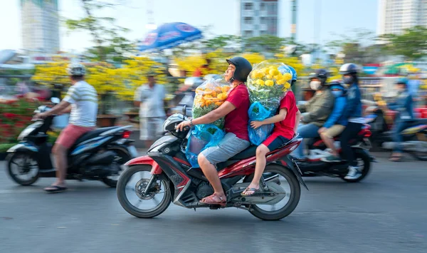 Cidade Chi Minh Vietnã Janeiro 2020 Pessoas Vietnamitas Dirigindo Uma — Fotografia de Stock