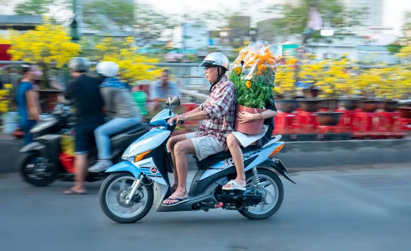 Chi Minh City Wietnam Stycznia 2020 Ludzie Wietnamski Jazdy Motocyklu — Zdjęcie stockowe