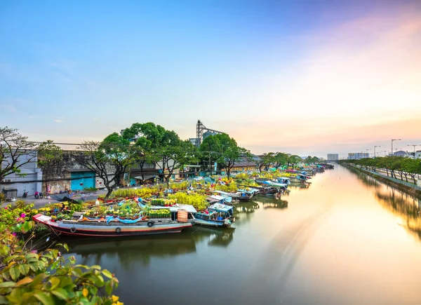 Chi Minh City Vietnam Enero 2020 Barcos Con Flores Llenos —  Fotos de Stock