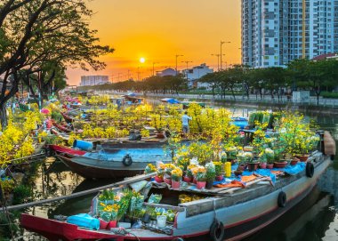 Ho Chi Minh City, Vietnam - 19 Ocak 2020: Kanal iskelesi boyunca gün batımı tekne iskelesi çiçek pazarı. Burası çiftçilerin kayısı ve diğer çiçekleri sattığı yer Ho Chi Minh şehrinde yeni yılda, Vietnam 'da.