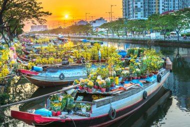 Ho Chi Minh City, Vietnam - 19 Ocak 2020: Kanal iskelesi boyunca gün batımı tekne iskelesi çiçek pazarı. Burası çiftçilerin kayısı ve diğer çiçekleri sattığı yer Ho Chi Minh şehrinde yeni yılda, Vietnam 'da.