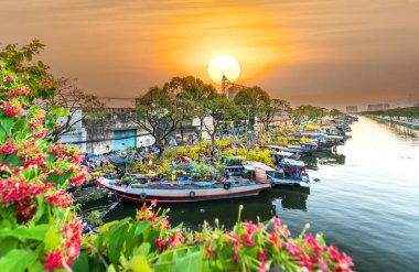 Ho Chi Minh City, Vietnam - 19 Ocak 2020: Kanal iskelesi boyunca gün batımı tekne iskelesi çiçek pazarı. Burası çiftçilerin kayısı ve diğer çiçekleri sattığı yer Ho Chi Minh şehrinde yeni yılda, Vietnam 'da.