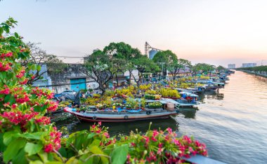 Ho Chi Minh City, Vietnam - 19 Ocak 2020: Kanal iskelesi boyunca gün batımı tekne iskelesi çiçek pazarı. Burası çiftçilerin kayısı ve diğer çiçekleri sattığı yer Ho Chi Minh şehrinde yeni yılda, Vietnam 'da.