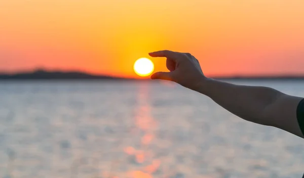 Silueta Mujer Captura Mano Sosteniendo Sol Los Dedos Atardecer Lago —  Fotos de Stock