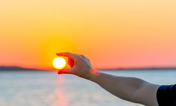 Silhuett Kvinna Hand Fånga Hålla Solen Fingrar Vid Solnedgången Vattenkraftsjön — Stockfoto