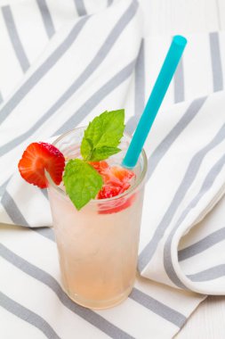 Masa örtüsü üzerinde meyve buzlu kokteyli