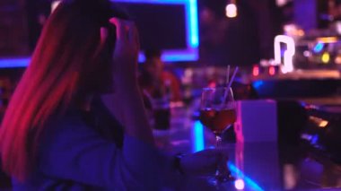 Şef havuç keser. Yemek pişirme süreci. Havuç kesen eller. Şef havucu dilimler..