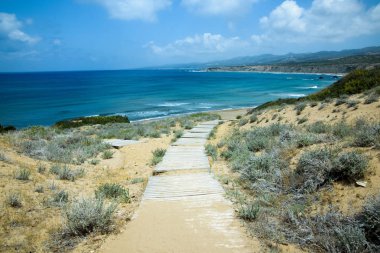 Sahile giden tahta tahta kaldırım.