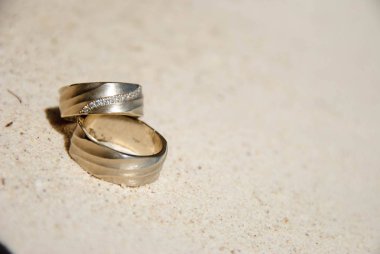 Alyans kum üzerinde