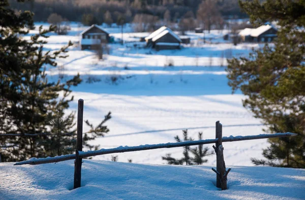 Paisaje invernal en el pueblo ruso — Foto de Stock