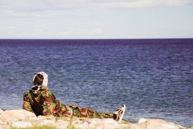 Sahilde dinlenen adam.