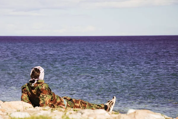 Sahilde dinlenen adam.