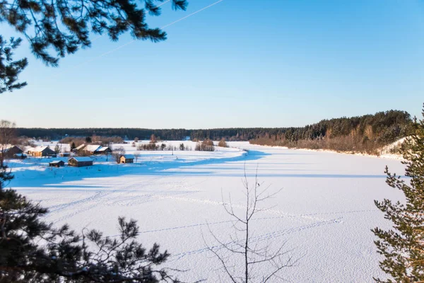 Rusça nehir köyünde kış manzarası — Stok fotoğraf