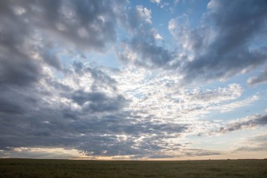 Güzel yaz manzara. Alan dramatik gökyüzü günbatımı