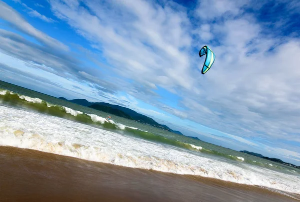 Kite surfista passeio ondas no dia de verão — Fotografia de Stock