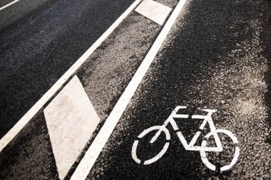 Bisiklet beyaz işareti veya simge şehir de asfalt yol
