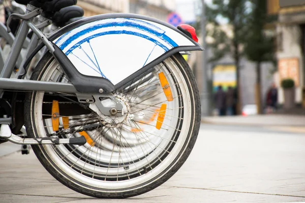 Rad cykelhjul i staden trottoaren — Stockfoto