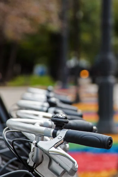 Row of city parked bikes for rent on trowalk — стоковое фото