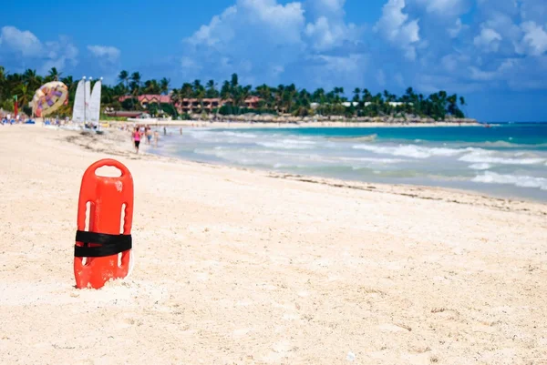 一个救生员的红色塑料浮标准备在海滩上拯救人们 — 图库照片