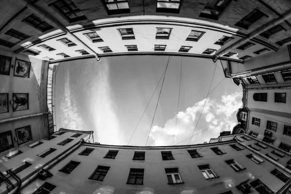 Nádvoří Pohled Město Fisheye Objektiv Efekt Nízký Úhel Záběru Budovy — Stock fotografie