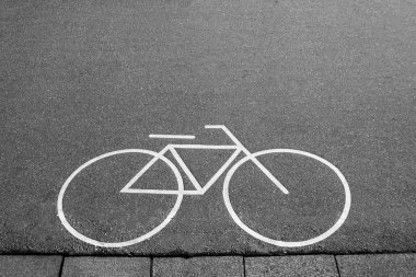 Bisiklet beyaz işareti veya simge şehir de asfalt yol