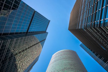 Modern gökdelenlerin düşük açılı görünüş