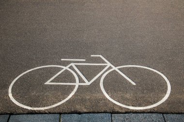 Bisiklet beyaz işareti veya simge şehir de asfalt yol