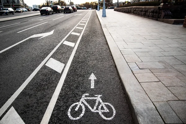 Велосипедный белый знак или икона на асфальтированной дороге в городе — стоковое фото