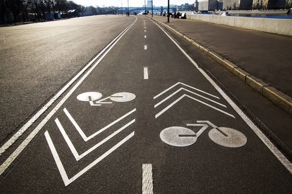 Signo o icono blanco de la bicicleta en la carretera asfaltada de la ciudad — Foto de Stock