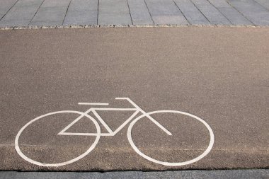 Bisiklet beyaz işareti veya simge şehir de asfalt yol