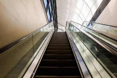 Modern bina veya iş merkezi bir şehrin içinde yürüyen merdiven