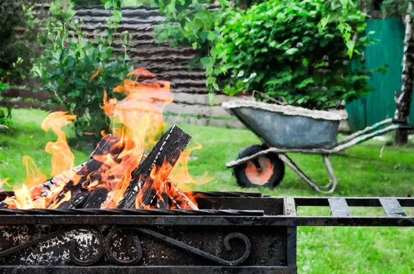 Мангал гриль с горением — стоковое фото