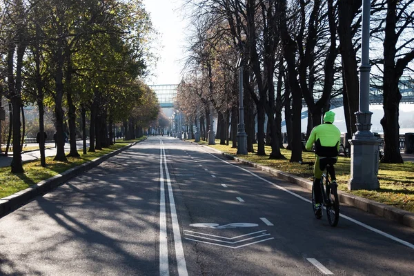 Bisiklet şeritli yol işaretleri Şehir Parkı de asfalt yol — Stok fotoğraf