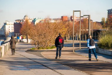 Kadın ve adam paten gezinti yerinde birlikte