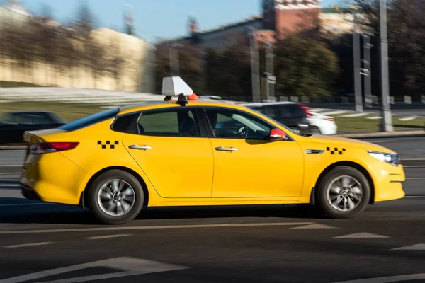 Жовтий автомобіль таксі в русі по міській вулиці — стокове фото