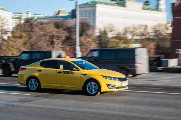 Gelber Taxiwagen in Bewegung auf der Stadtstraße — Stockfoto