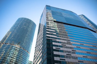 Modern gökdelenlerin düşük açılı görünüş