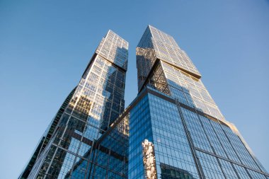 Modern gökdelenlerin düşük açılı görünüş