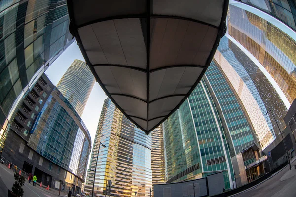 Låg vinkel syn på moderna skyskrapor — Stockfoto