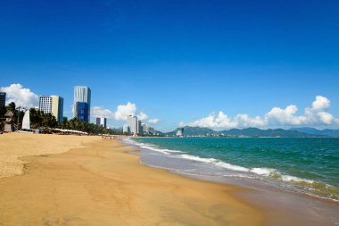 Mavi gökyüzü güneşli gün ile tropikal bir plaj görünümünü