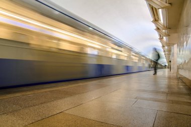 Metro metro treninin bir istasyonunda gelen