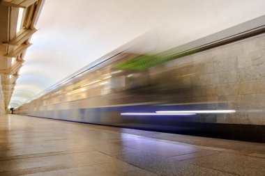 Metro metro treninin bir istasyonunda gelen