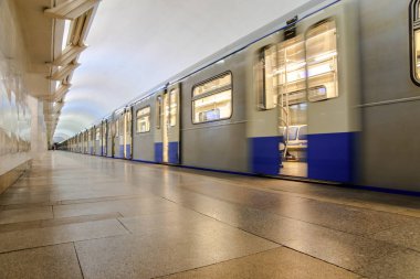 Metro tren platformu